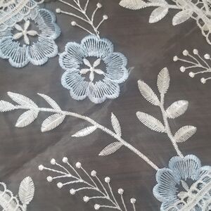 SMALL TABLECLOTH WITH LACE